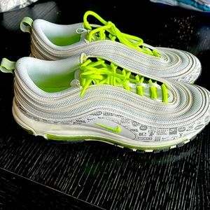 Only worn these shoes one time. Perfect and there is no lint in the shoe